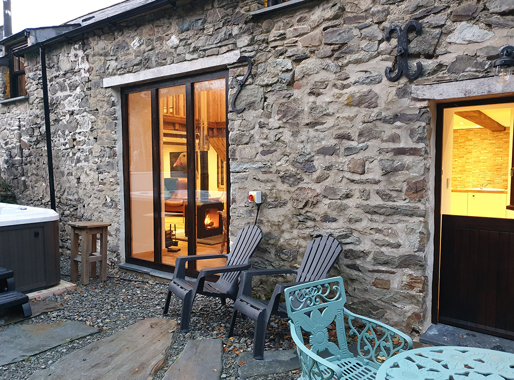 Dog friendly holidays in Wales by the sea | Dolgoy Cottages | Galleri Cottage