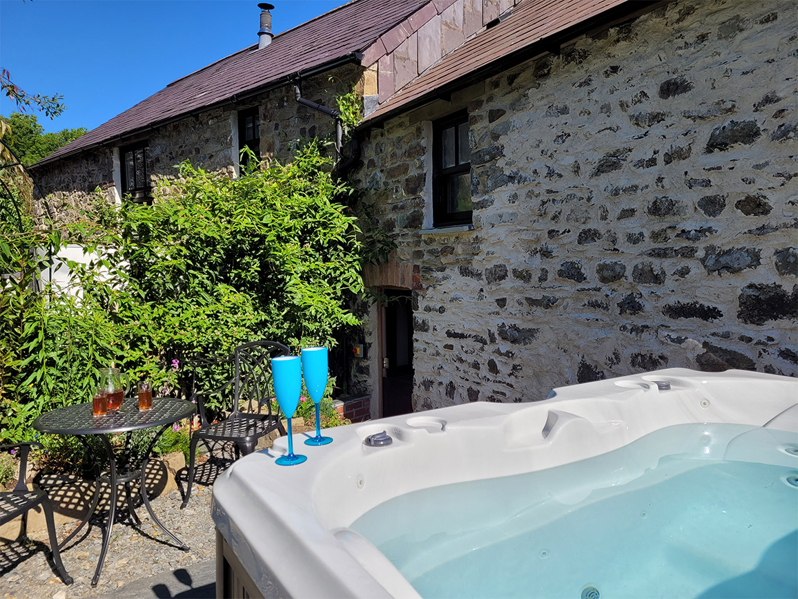 luxury-coastal-lodges-with-hot-tubs-holiday-cottage-in-wales-by-the-sea